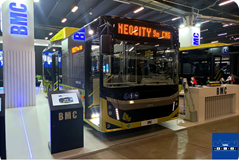  BMC Neocity 9m CNG, widok z przodu, prawy bok